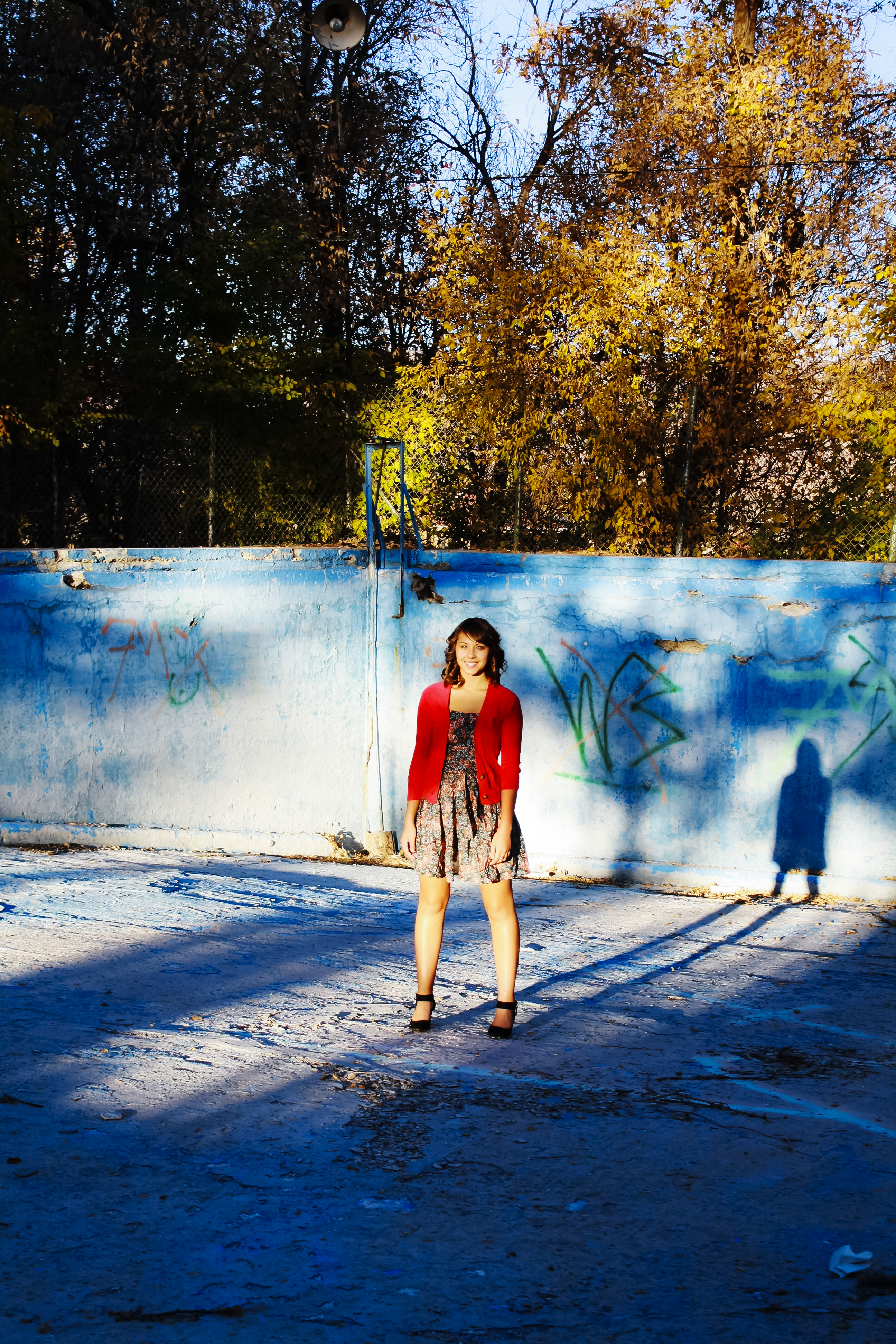 Vibrant outdoor fashion portraiture.